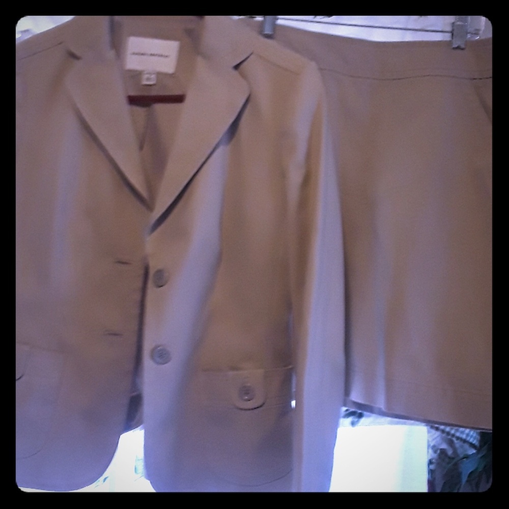 Skirt suit
